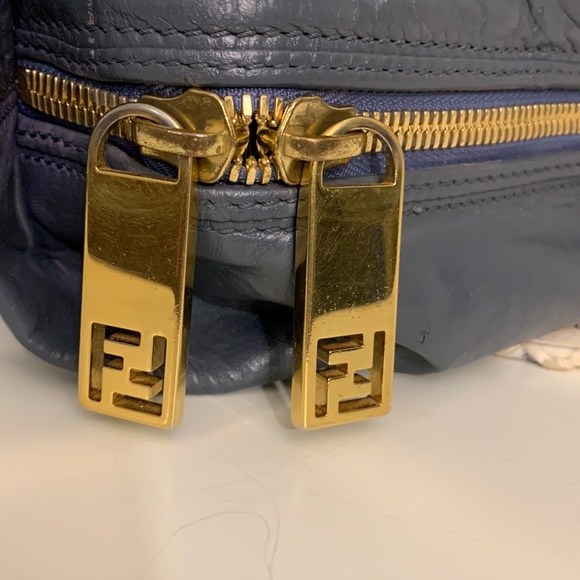 ♥️ Large Leather Fendi Shoulder Bag♥️ - Picture 8 of 17